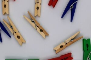 mollette di legno e in plastica