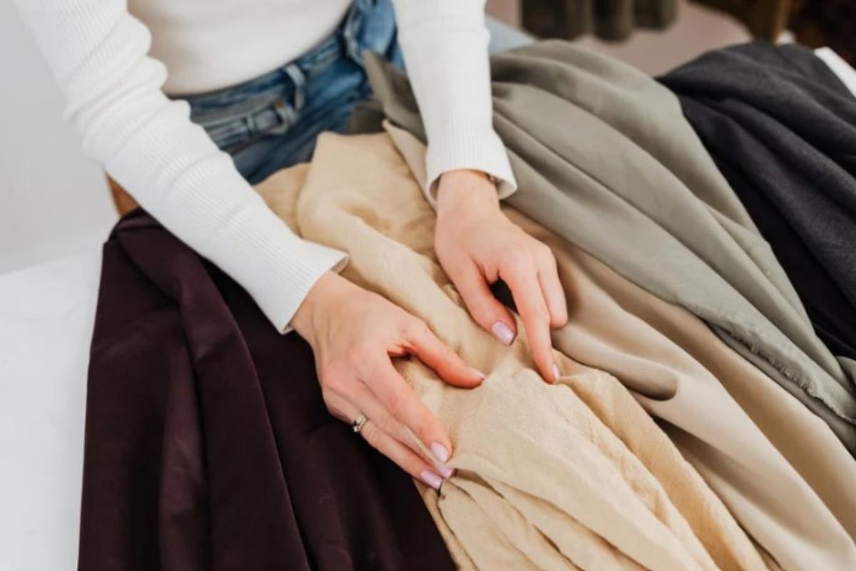 donna osserva trace di muffa sui tessuti 