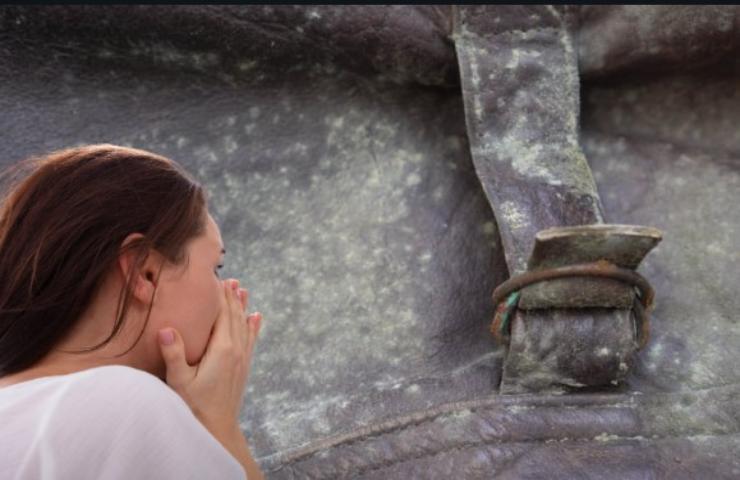 donna mani sul viso per la muffa sui tessuti 