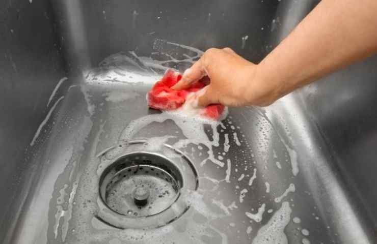 pulire il lavandino dalla ruggine