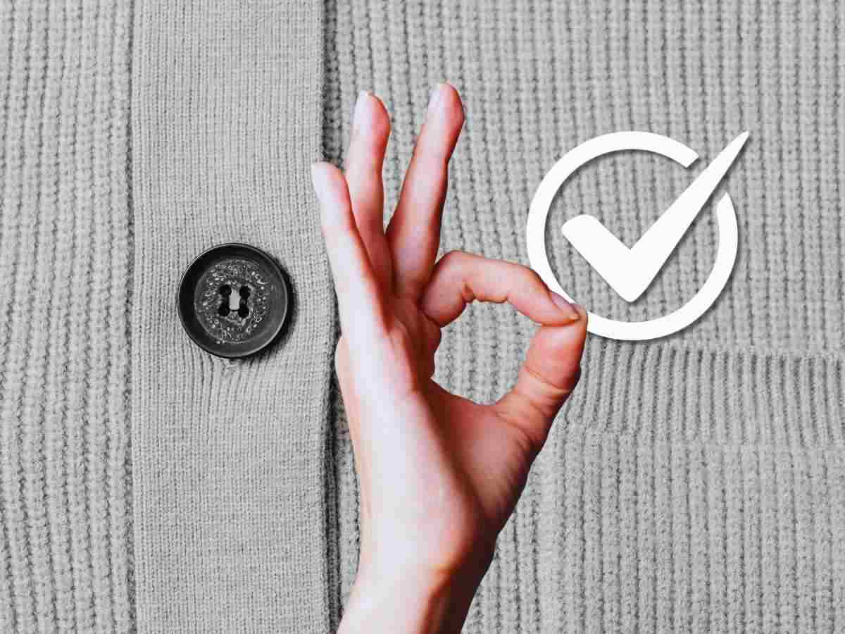 sfondo maglione di lana sena pelucchi, mano che mima ok