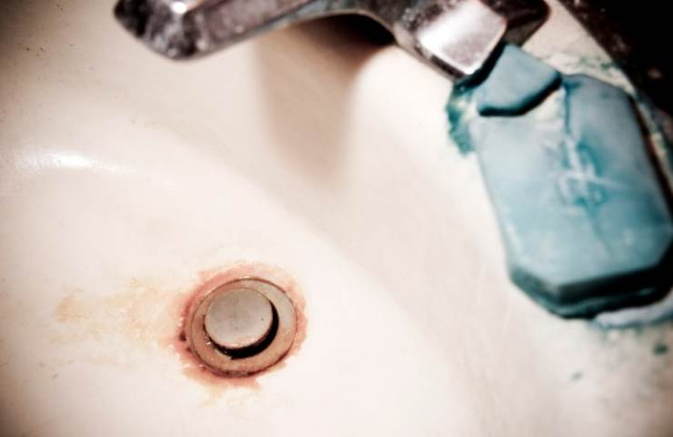 rimuovere la ruggine dal lavandino