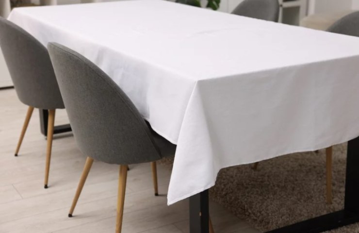 sedie in tessuto davanti ad un tavolo 