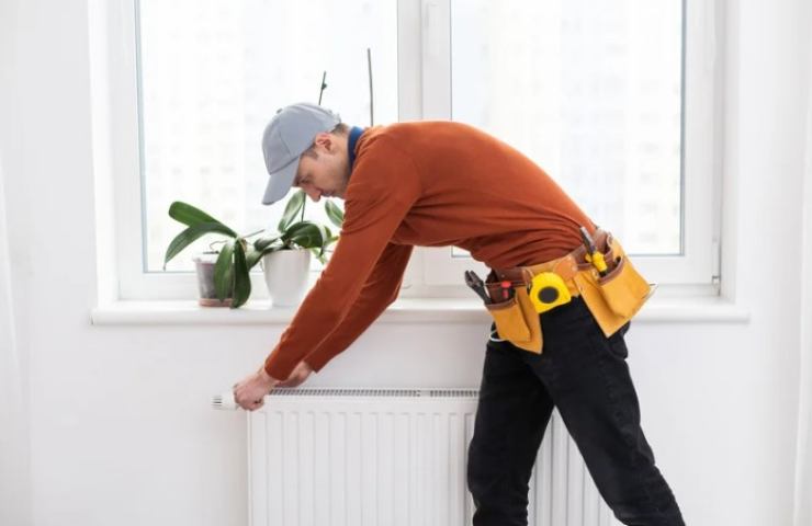 Tecnico controlla i termosifoni