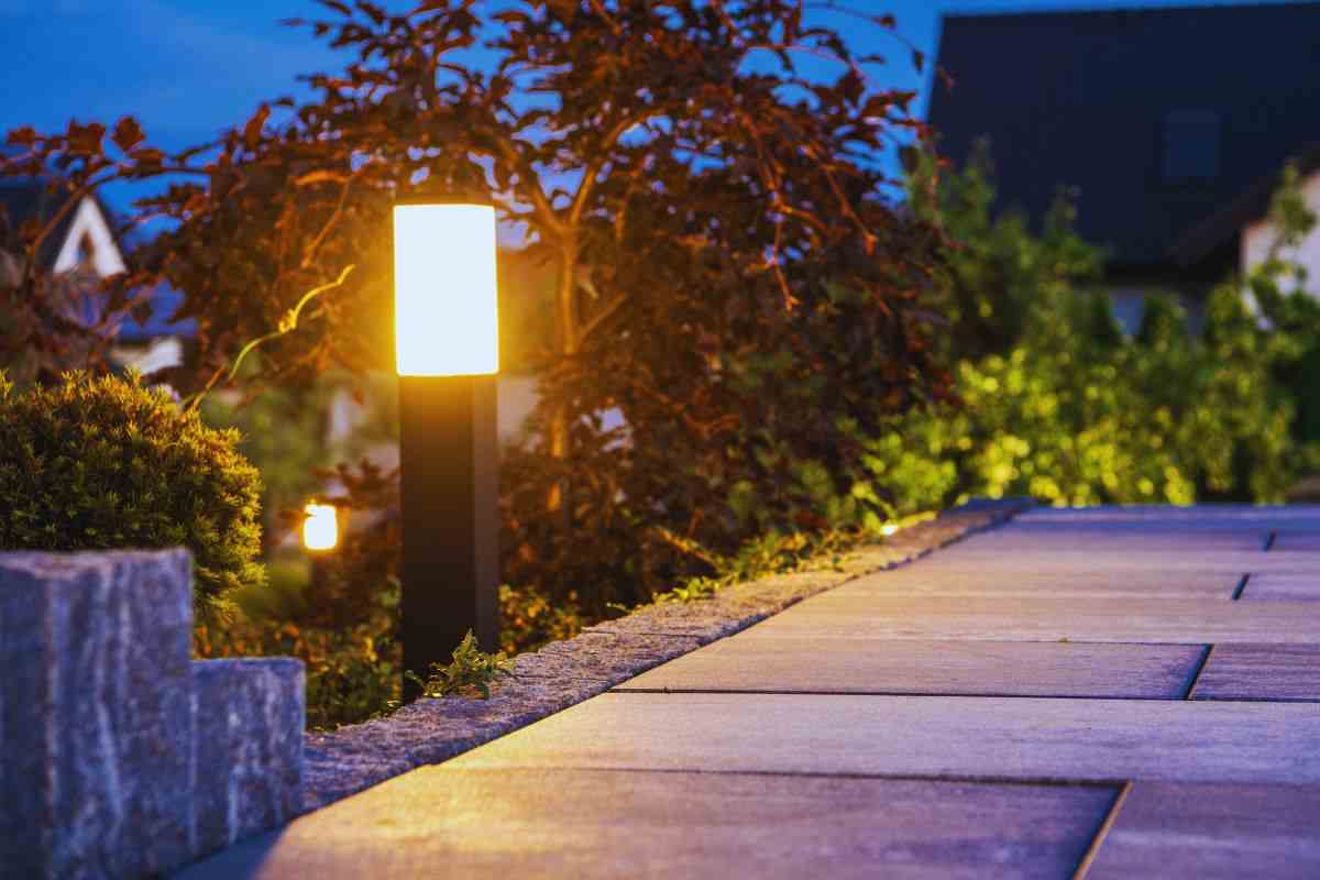 Vialetto illuminato da lampade da esterno