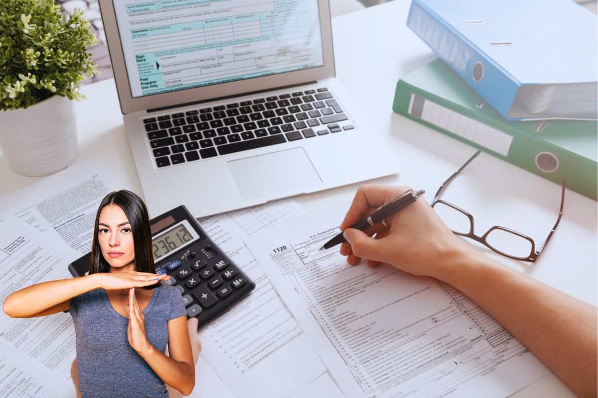 Donna che fa segno "Stop"