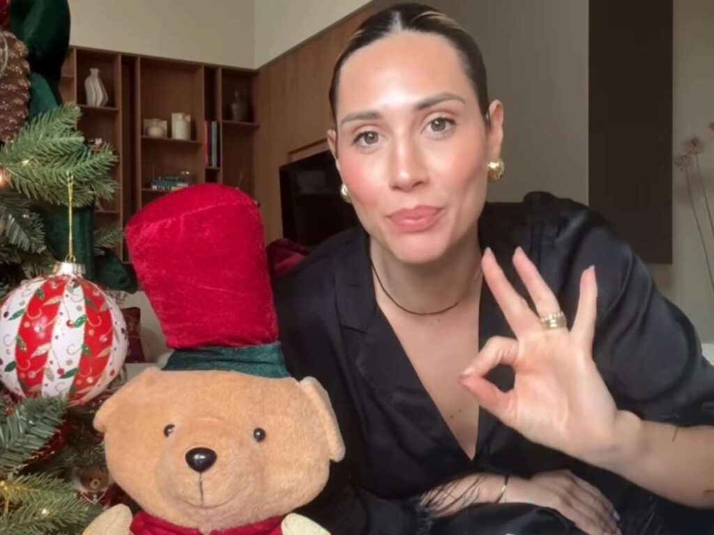 Beatrice Valli che parla con i fan con dietro l'albero di Natale già addobbato