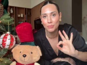 Beatrice Valli che parla con i fan con dietro l'albero di Natale già addobbato