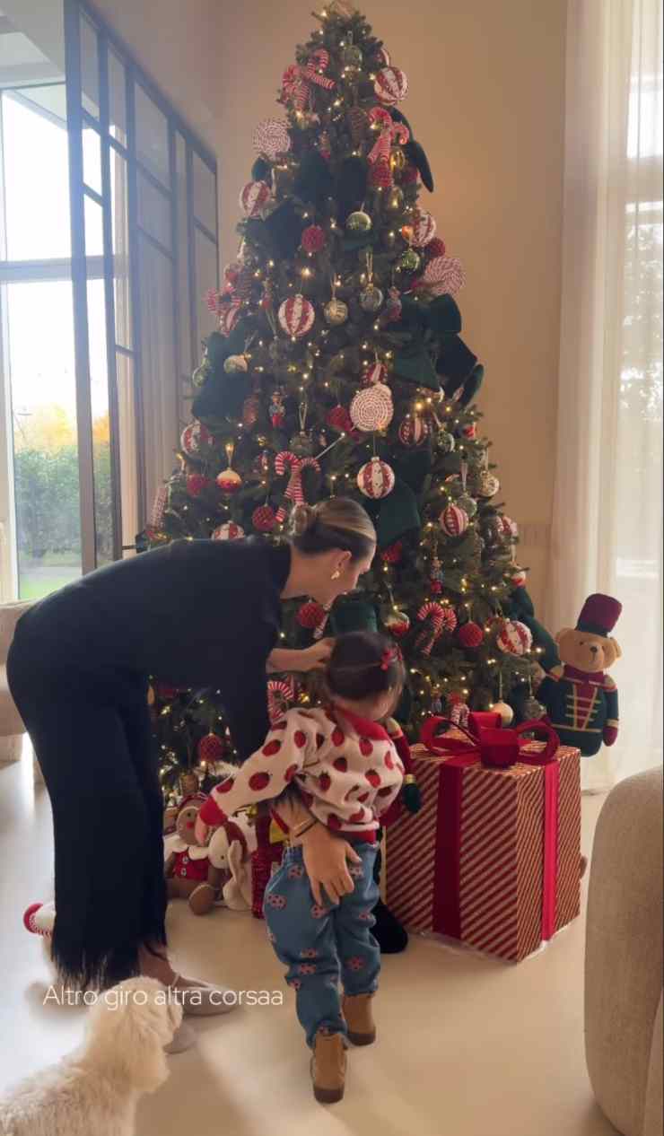 Beatrice valli mostra ad una delle figlie l'aspetto finale dell'albero