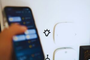 persona che utilizza app per gestire luce e riscaldamento