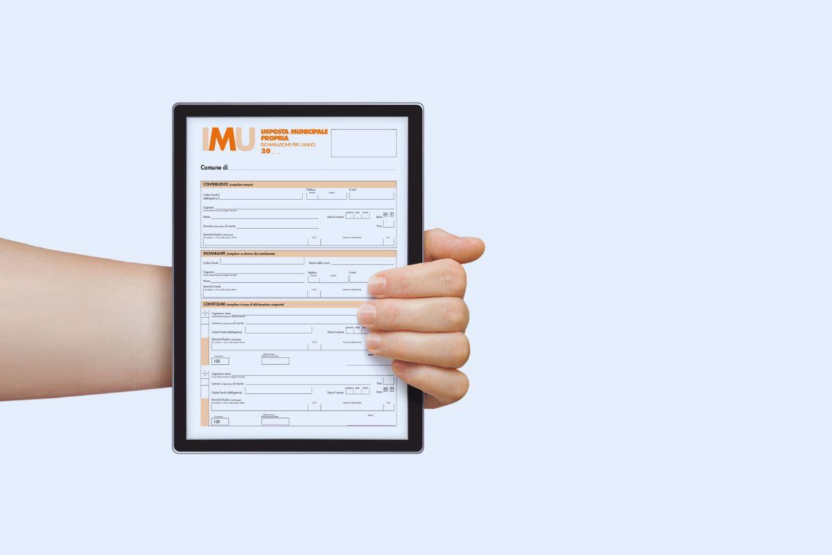 Persona che tiene in mano un tablet sul quale si visualizza un modulo IMU