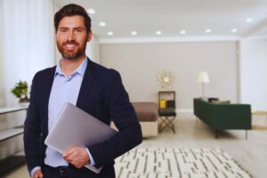 Uomo in abiti eleganti all'interno di un salotto classico