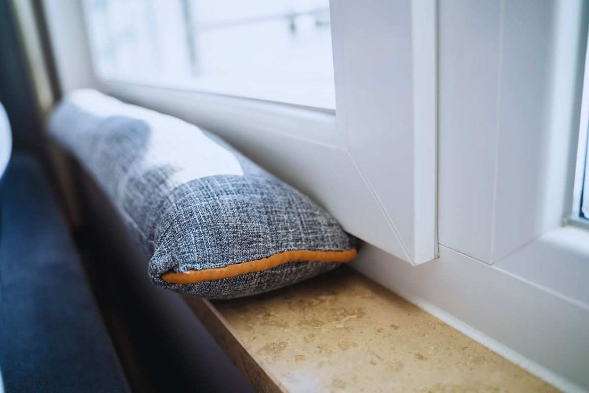 Paraspifferi poggiato su davanzale finestra