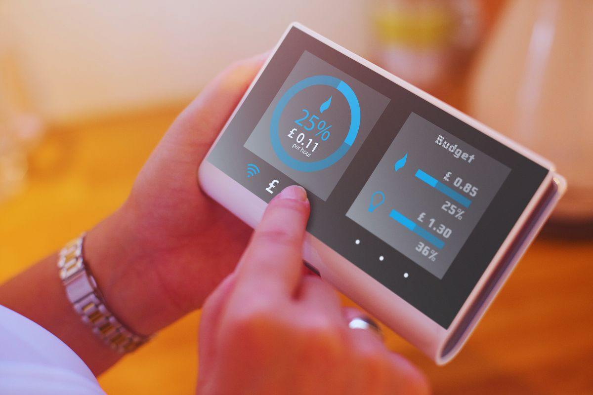 Persona che controlla i consumi da smart meter