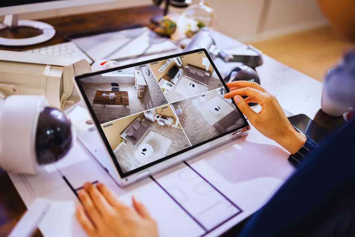 Donna che controlla la casa attraverso le riprese delle telecamere di sorveglianza