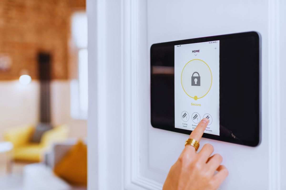 Persona che interagisce con lo smart video per impostare le telecamere esterne