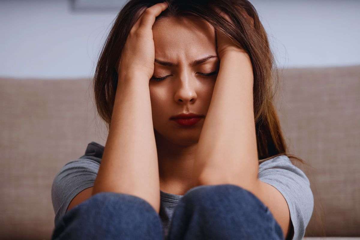Donna con le mani tra i capelli