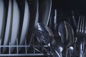 Posate e piatti all'interno di una lavastoviglie