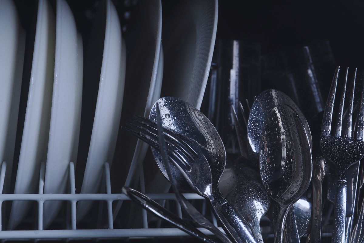 Posate e piatti all'interno di una lavastoviglie