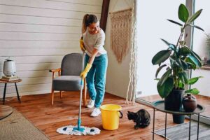 Donna che pulisce per terra