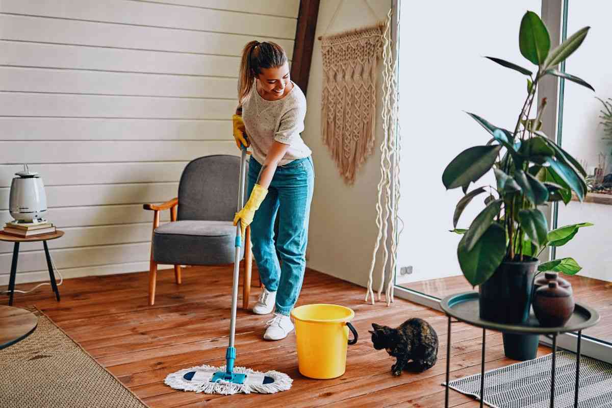Donna che pulisce per terra