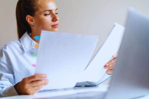 Donna che controlla documenti