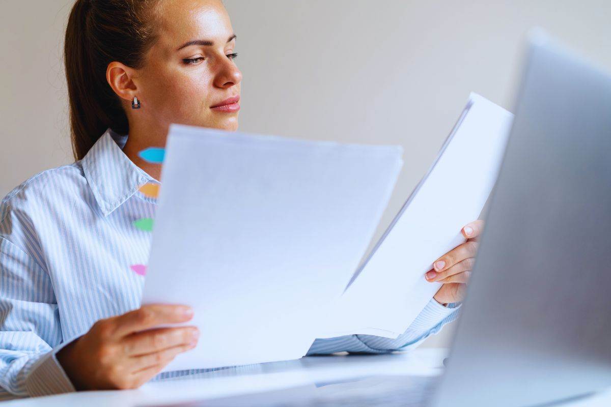 Donna che controlla documenti 