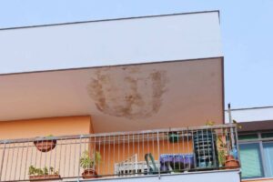 Sottotetto danneggiato da infiltrazione d'acqua
