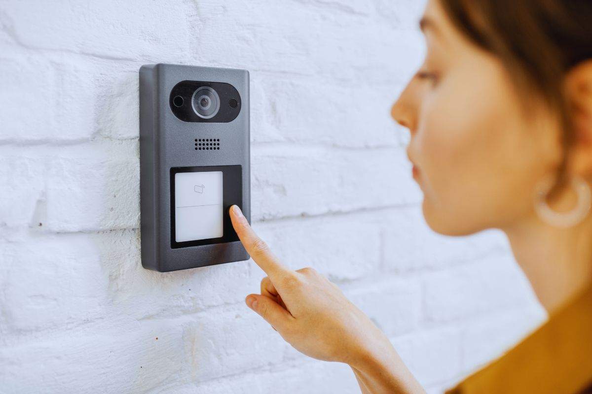 Ragazza che citofona