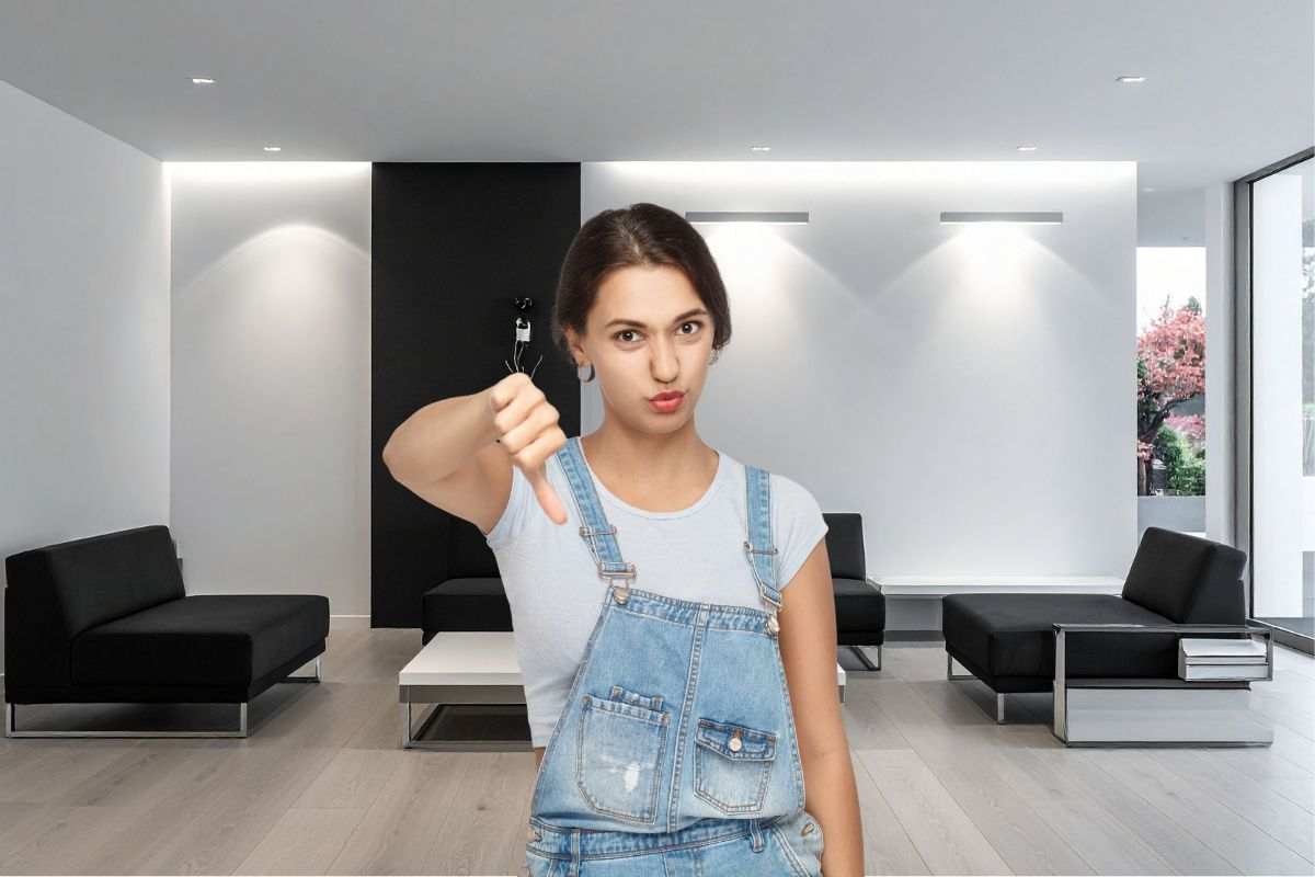 Ragazza che mostra police verso all'interno di un salone con design classico