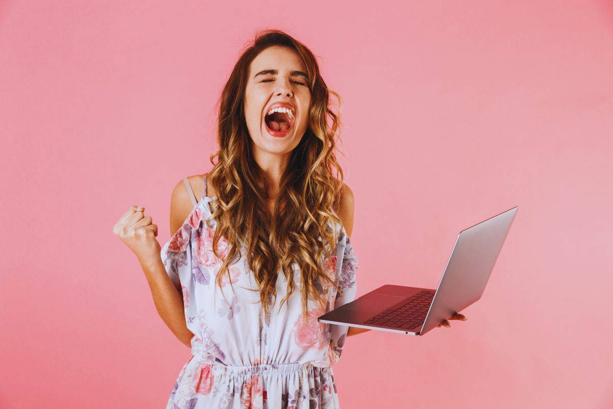 Ragazza che gioisce