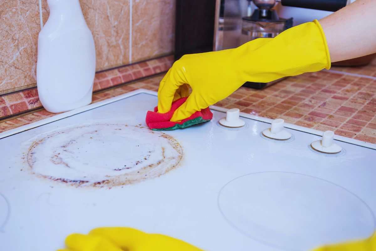 Persona che rimuove macchie dalla cucina