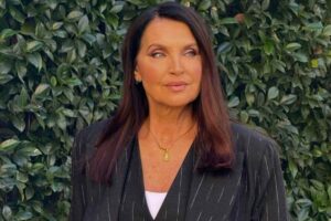 Nada Mayer in posa all'interno di un giardino