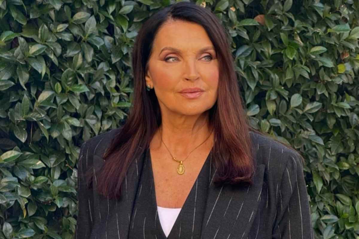 Nada Mayer in posa all'interno di un giardino