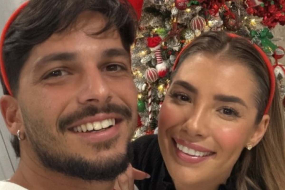 Selfie di Martina De Ioannon e Gianmarco Steri davanti all'albero di Natale