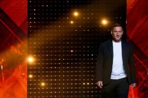 Francesco Totti che entra nello studio di Ballando con le Stelle
