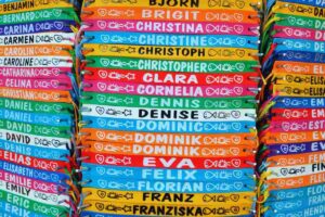 Bancarella con braccialetti nominali