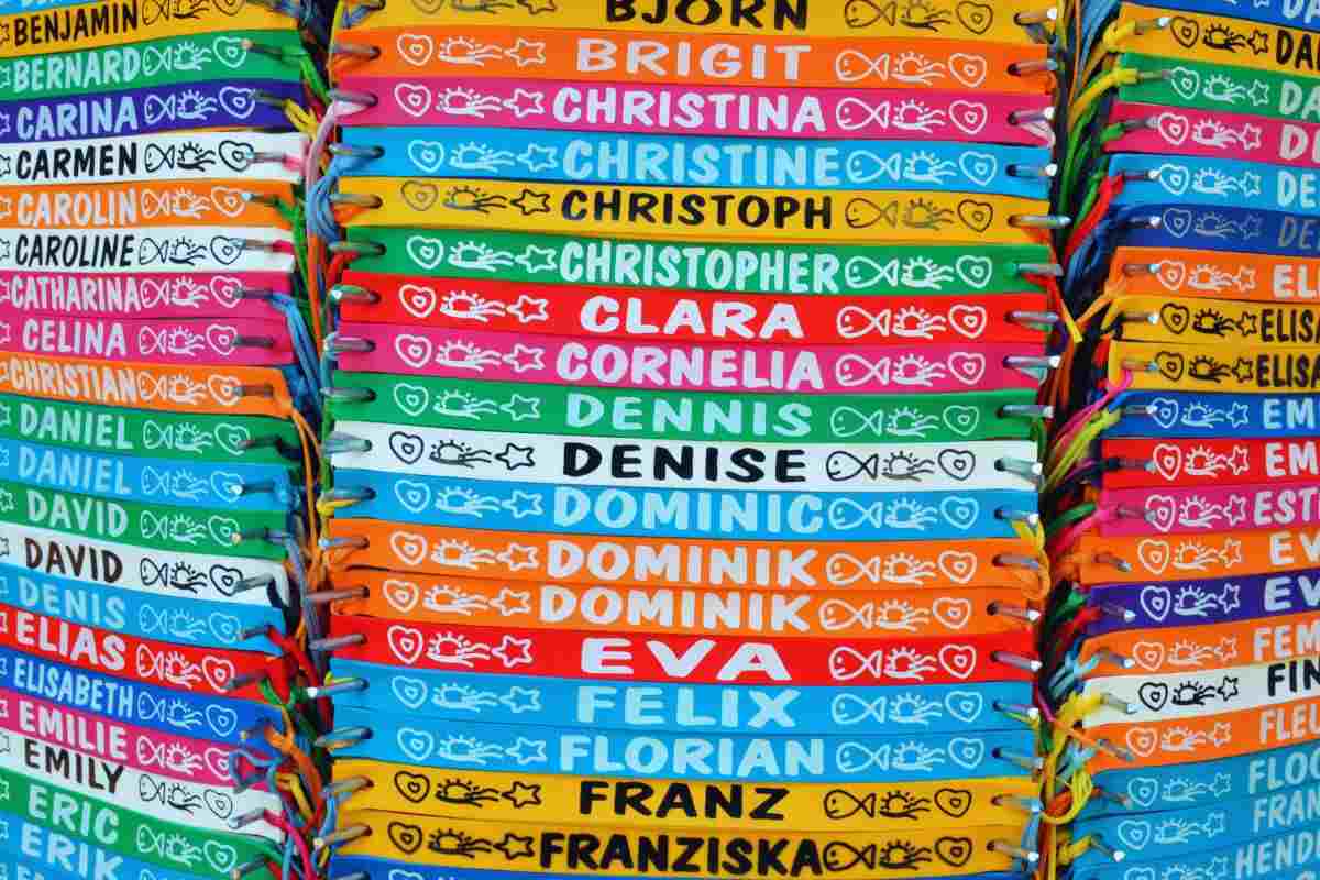 Bancarella con braccialetti nominali