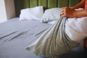 Donna che mette un cuscino all'interno di una federa