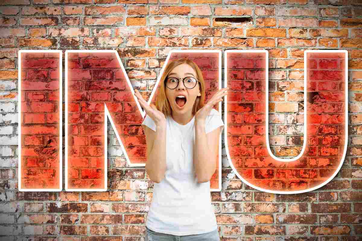 Ragazza con espressione sbalordita davanti ad un muro sul quale si legge la scrita IMU a caratteri cubitali