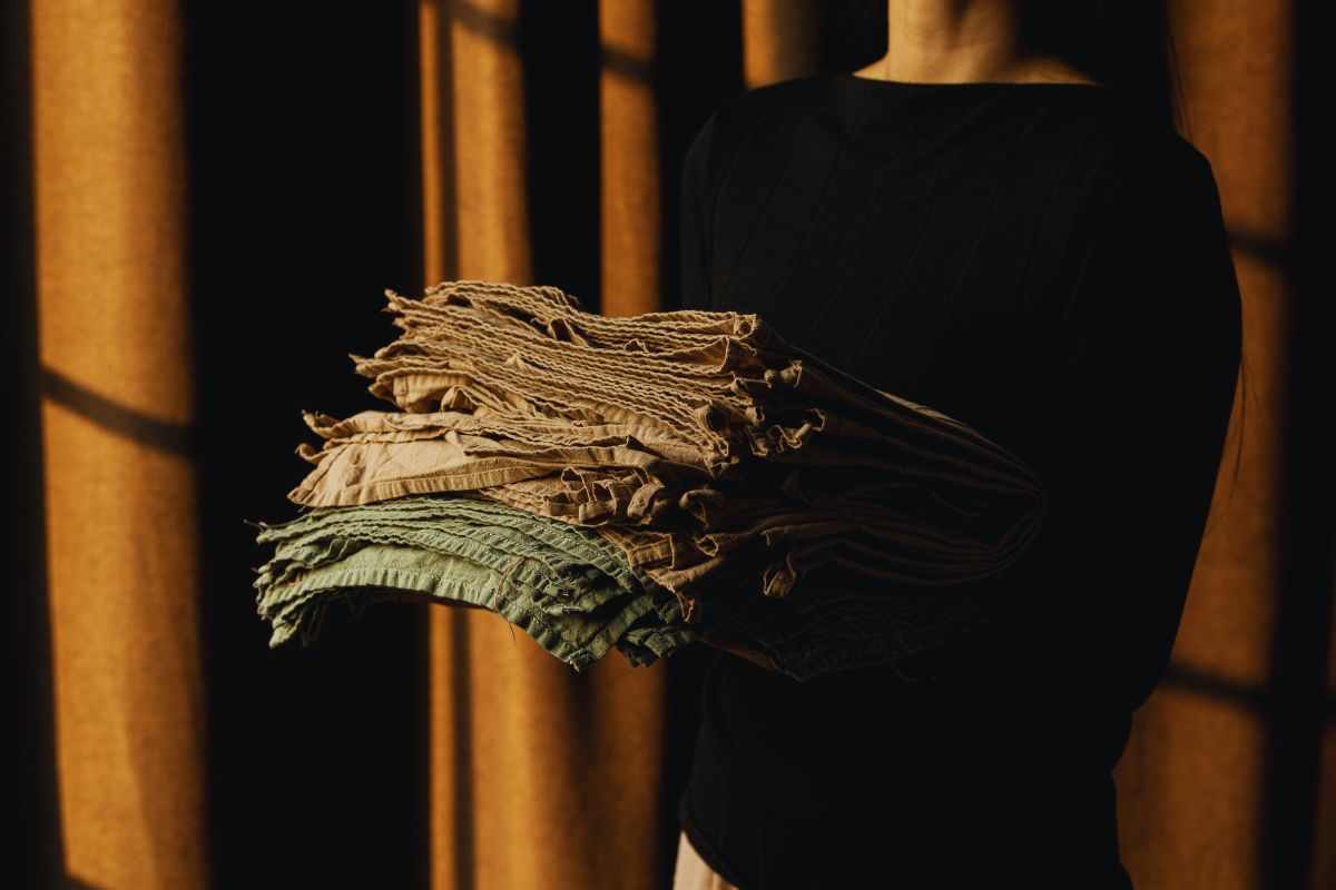 Donna che trasporta delle federe