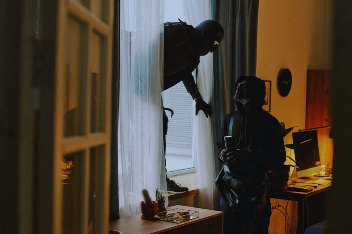 Ladri che si introducono in appartamento dalla finestra