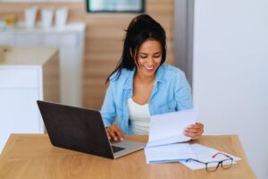 Ragazza sorridente che carica dati documento su PC
