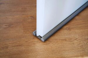 Paraspifferi installato sotto una porta di casa