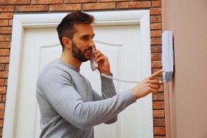 Uomo che risponde al citofono