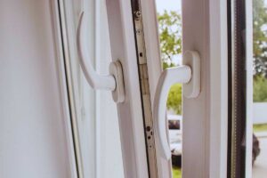 Finestra aperta che dà sulla strada