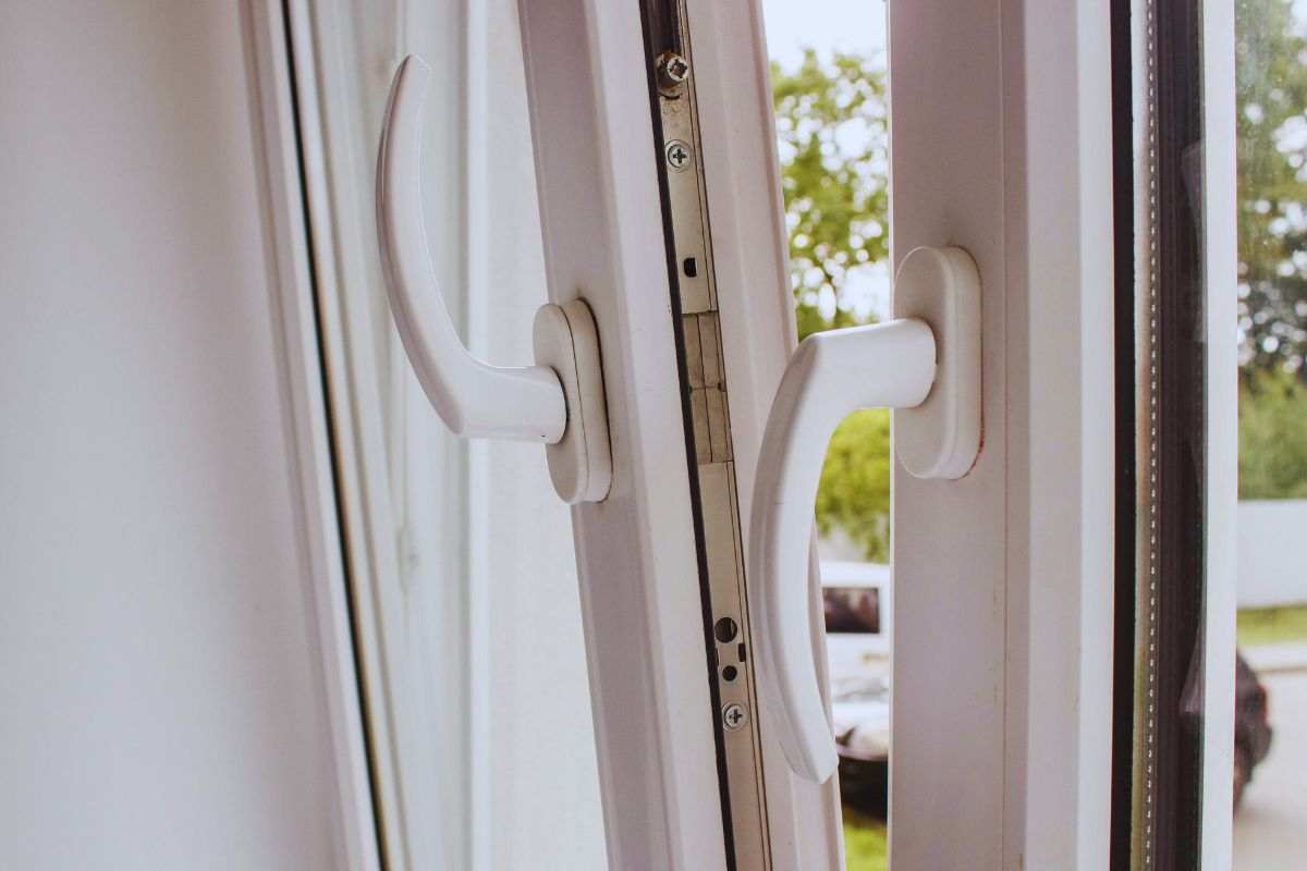 Finestra aperta che dà sulla strada