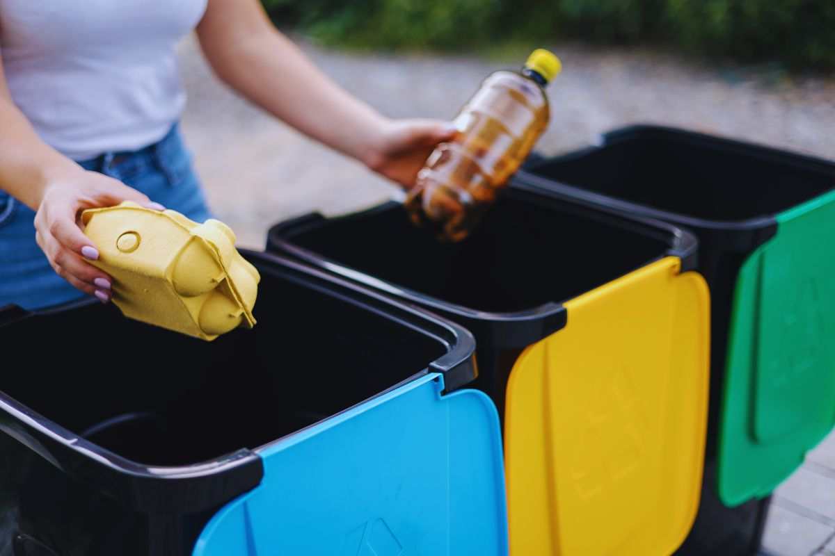 Donna che fa la raccolta differenziata