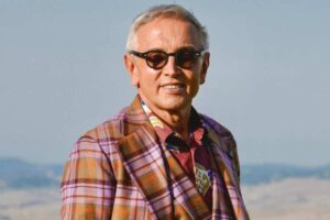 Bruno Barbieri sorridente davanti ad un panorama naturalistico mozzafiato