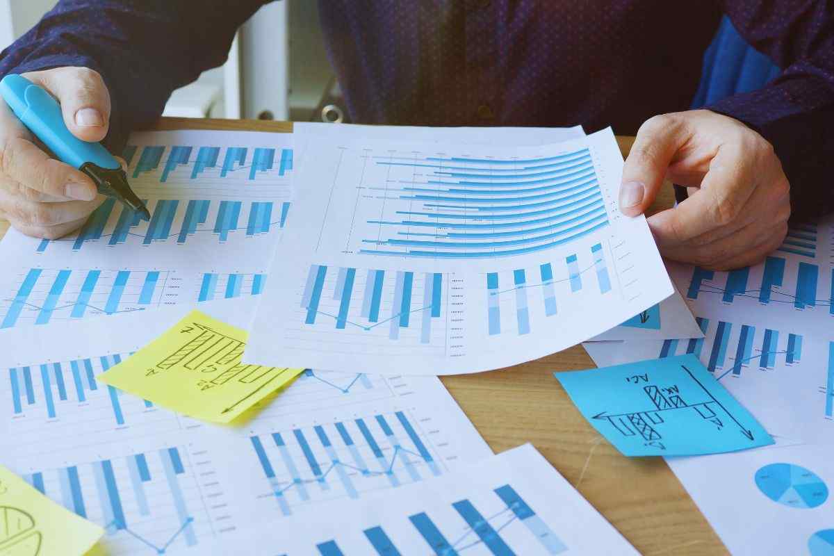 Uomo che controlla grafici